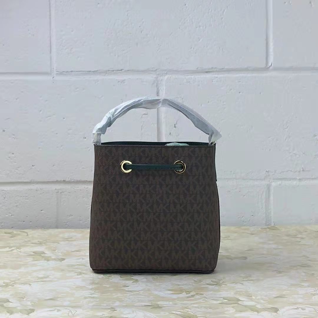 MICHAEL KORS 35T0GU2C0B Suri Small Leather Bucket Crossbody Bag In RACING GREEN MICHAEL KORS 35T0GU2C0B Suri Small Leather Bucket Crossbody Bag In RACING GREEN